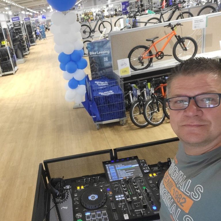 DJ LeDeejay am Mischpult bei einer Hochzeit in Leipzig